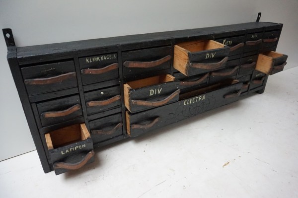industriele-vintage-ladekast-werkplaats-kast-houten-hangkast-hangladenkast-laden-blok-hanging-workshop-cabinet