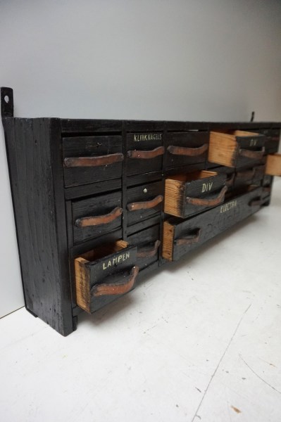 industriele-vintage-ladekast-werkplaats-kast-houten-hangkast-hangladenkast-laden-blok-hanging-workshop-cabinet