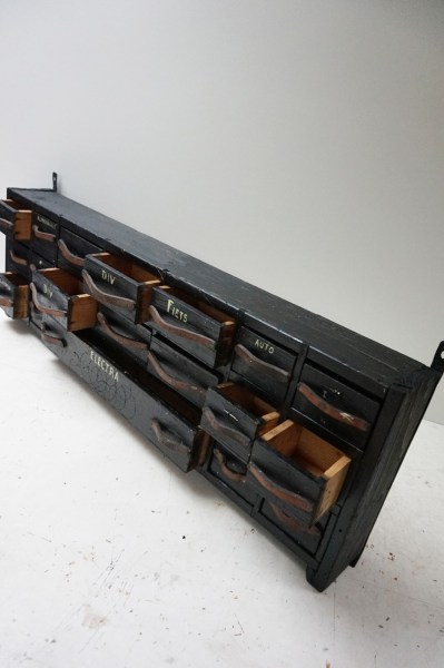industriele-vintage-ladekast-werkplaats-kast-houten-hangkast-hangladenkast-laden-blok-hanging-workshop-cabinet