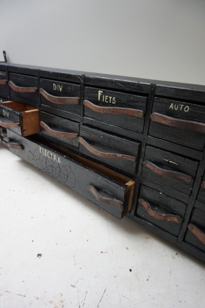 industriele-vintage-ladekast-werkplaats-kast-houten-hangkast-hangladenkast-laden-blok-hanging-workshop-cabinet