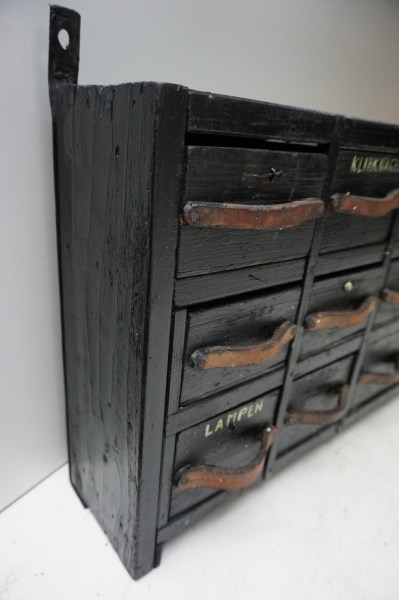 industriele-vintage-ladekast-werkplaats-kast-houten-hangkast-hangladenkast-laden-blok-hanging-workshop-cabinet
