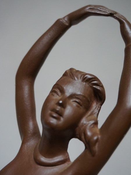 keramiek-Flora-Gouda-Holland-wandsculptuur-schaatster-kunstschaatster-keramisch-kunstwerk-Sjoukje-Dijkstra-00004