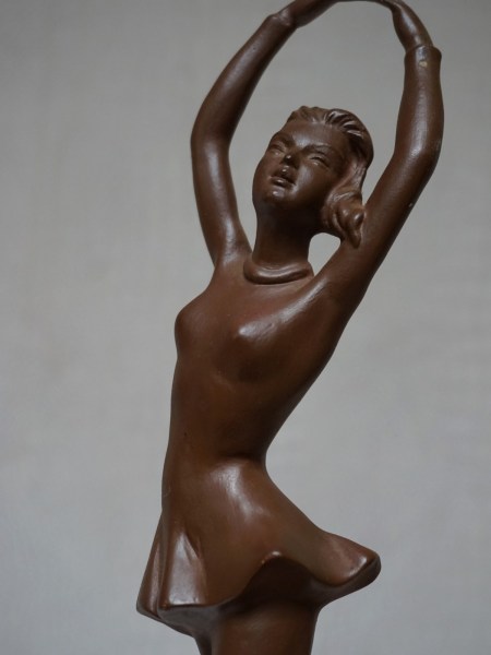 keramiek-Flora-Gouda-Holland-wandsculptuur-schaatster-kunstschaatster-keramisch-kunstwerk-Sjoukje-Dijkstra-00005