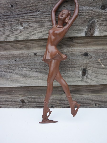 keramiek-Flora-Gouda-Holland-wandsculptuur-schaatster-kunstschaatster-keramisch-kunstwerk-Sjoukje-Dijkstra