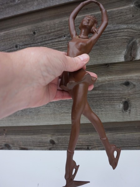 keramiek-Flora-Gouda-Holland-wandsculptuur-schaatster-kunstschaatster-keramisch-kunstwerk-Sjoukje-Dijkstra