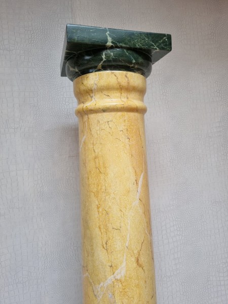 Klassieke handgemarmerde kunststof zuil van 153 cm hoog met realistische geel-beige marmerlook