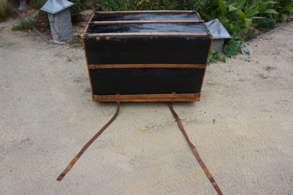 leren-reiskoffer-scheepskoffer-Paul-Milker-leather-steamer-travel-trunk-antique-hotel-decoratie-00001