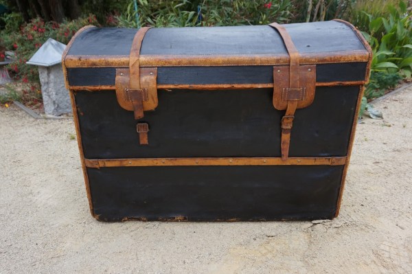leren-reiskoffer-scheepskoffer-Paul-Milker-leather-steamer-travel-trunk-antique-hotel-decoratie