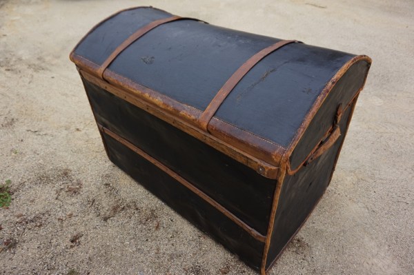 leren-reiskoffer-scheepskoffer-Paul-Milker-leather-steamer-travel-trunk-antique-hotel-decoratie-00003