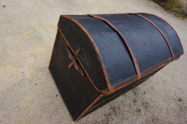 leren-reiskoffer-scheepskoffer-Paul-Milker-leather-steamer-travel-trunk-antique-hotel-decoratie-00004