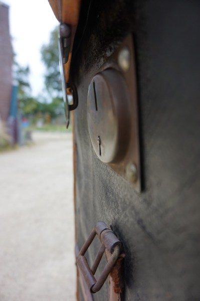 leren-reiskoffer-scheepskoffer-Paul-Milker-leather-steamer-travel-trunk-antique-hotel-decoratie-00006