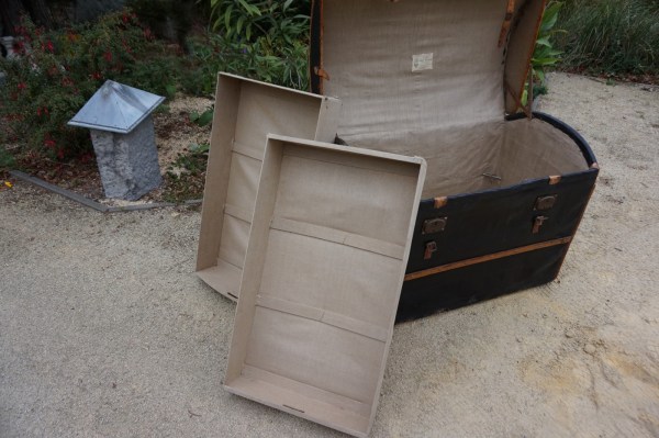 leren-reiskoffer-scheepskoffer-Paul-Milker-leather-steamer-travel-trunk-antique-hotel-decoratie-00008