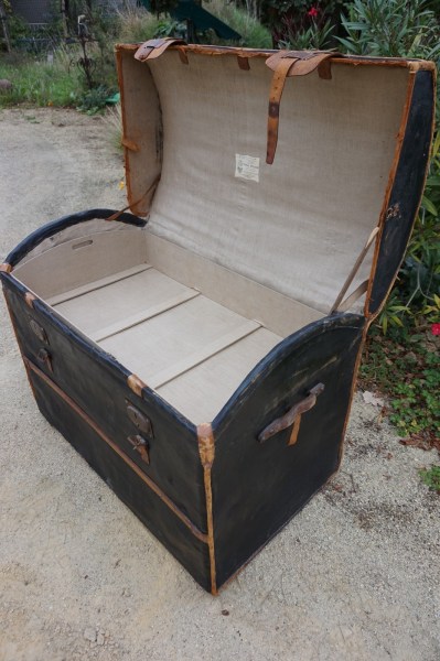 leren-reiskoffer-scheepskoffer-Paul-Milker-leather-steamer-travel-trunk-antique-hotel-decoratie-00010