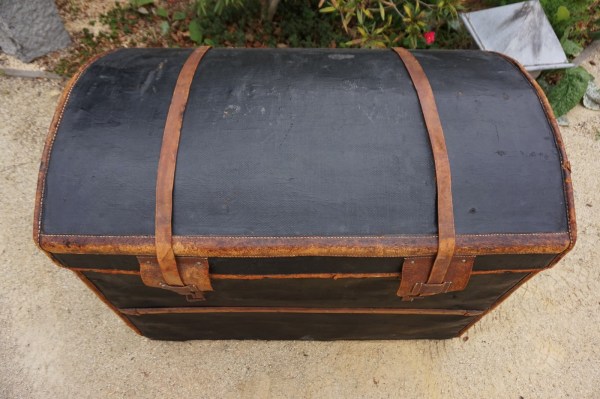 leren-reiskoffer-scheepskoffer-Paul-Milker-leather-steamer-travel-trunk-antique-hotel-decoratie-00011