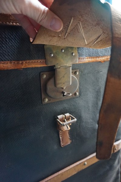 leren-reiskoffer-scheepskoffer-Paul-Milker-leather-steamer-travel-trunk-antique-hotel-decoratie-00012