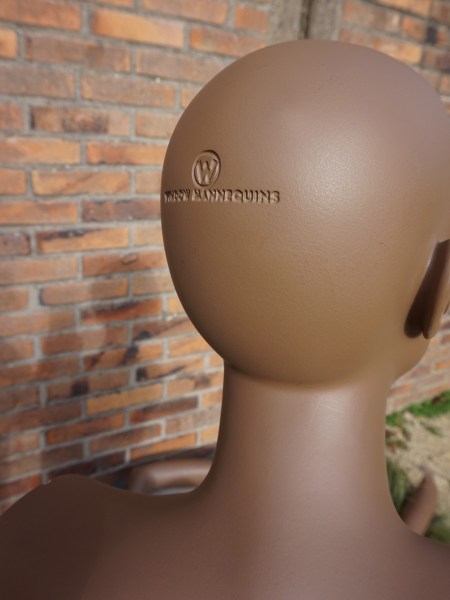 mannequin-black-dark-skinned-african-american-female-grace-jones-vintage-shop-display-zwarte-vrouw-etalagepop-00007