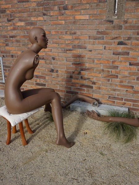 mannequin-black-dark-skinned-african-american-female-grace-jones-vintage-shop-display-zwarte-vrouw-etalagepop-00008