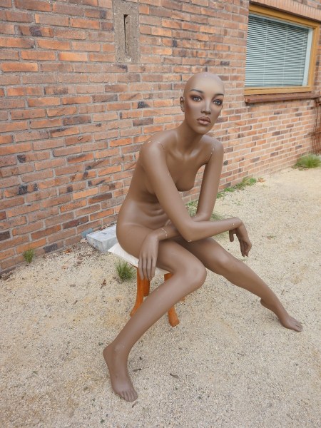 mannequin-black-dark-skinned-african-american-female-grace-jones-vintage-shop-display-zwarte-vrouw-etalagepop-00012
