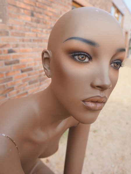 mannequin-black-dark-skinned-african-american-female-grace-jones-vintage-shop-display-zwarte-vrouw-etalagepop-00013