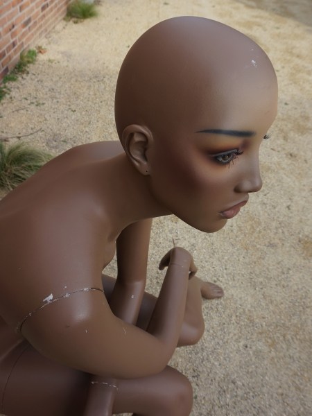 mannequin-black-dark-skinned-african-american-female-grace-jones-vintage-shop-display-zwarte-vrouw-etalagepop-00014