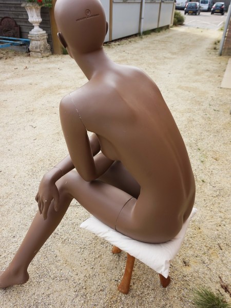 mannequin-black-dark-skinned-african-american-female-grace-jones-vintage-shop-display-zwarte-vrouw-etalagepop-00015