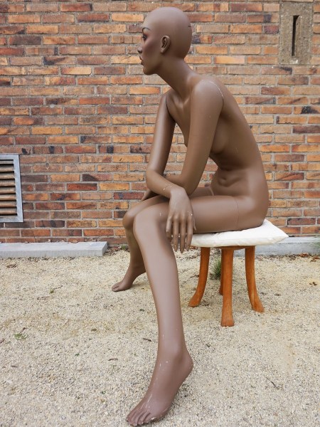 mannequin-black-dark-skinned-african-american-female-grace-jones-vintage-shop-display-zwarte-vrouw-etalagepop-00019