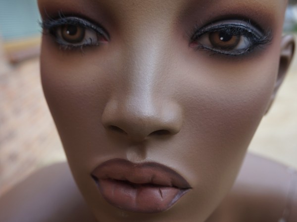 mannequin-black-dark-skinned-african-american-female-grace-jones-vintage-shop-display-zwarte-vrouw-etalagepop-00022
