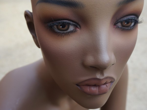 mannequin-black-dark-skinned-african-american-female-grace-jones-vintage-shop-display-zwarte-vrouw-etalagepop-00023