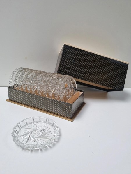 twaalf vintage geperste glazen kristallen onderzetters met een stervormig patroon