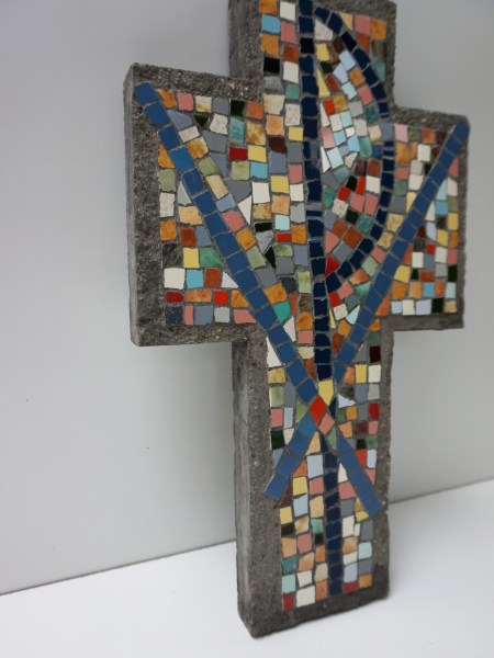 mosaic-cross-ceramics-mozaiek-christelijk-kruis-Pax-Christi-religieus-beton-kunstenaar-carpo-mozaïekkunstwerk-00002