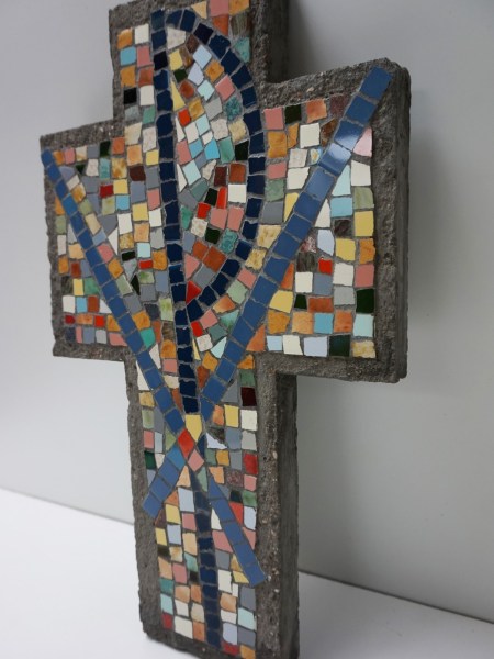 mosaic-cross-ceramics-mozaiek-christelijk-kruis-Pax-Christi-religieus-beton-kunstenaar-carpo-mozaïekkunstwerk-00003