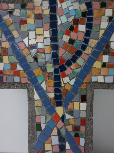 mosaic-cross-ceramics-mozaiek-christelijk-kruis-Pax-Christi-religieus-beton-kunstenaar-carpo-mozaïekkunstwerk-00004