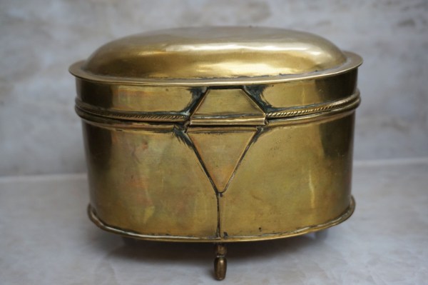 oblatskrin-geel-koperen-theedoos-suikerdoos-barok-rococo-brass-tea-caddy-casket-engelen-putti-angel-kroon-crown-01