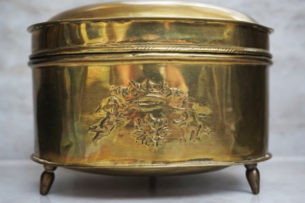 oblatskrin-geel-koperen-theedoos-suikerdoos-barok-rococo-brass-tea-caddy-casket-engelen-putti-angel-kroon-crown-03