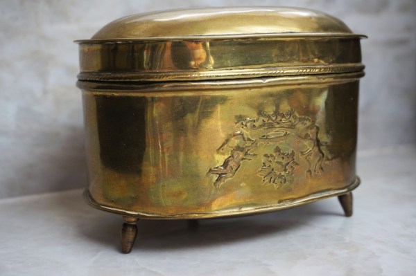 oblatskrin-geel-koperen-theedoos-suikerdoos-barok-rococo-brass-tea-caddy-casket-engelen-putti-angel-kroon-crown-04