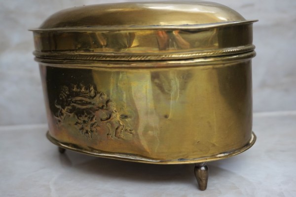 oblatskrin-geel-koperen-theedoos-suikerdoos-barok-rococo-brass-tea-caddy-casket-engelen-putti-angel-kroon-crown-05