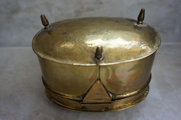 oblatskrin-geel-koperen-theedoos-suikerdoos-barok-rococo-brass-tea-caddy-casket-engelen-putti-angel-kroon-crown-07