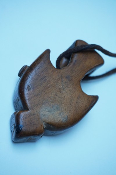 old-cattle-amulet-container-wooden-animal-protection-middle-east-central-asia-farmers-vee-dier-hout-bescherming-koran