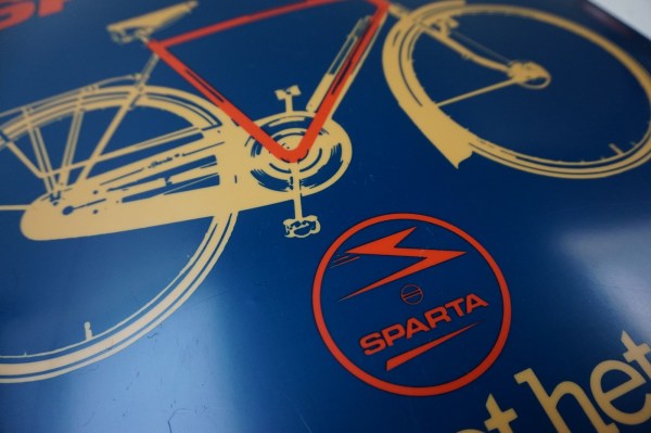 oude-reclame-Sparta-Rijwielen-lichtreclame-Nostalgisch-oude-vintage-fiets-frame-stuk-lichtbak