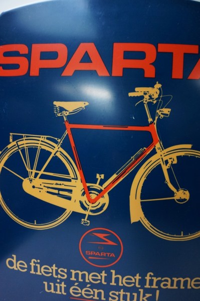 oude-reclame-Sparta-Rijwielen-lichtreclame-Nostalgisch-oude-vintage-fiets-frame-stuk-lichtbak