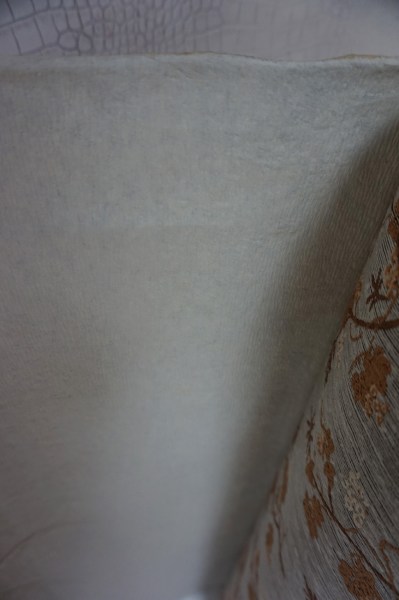 retro-vintage-behang-bruin-takken-bladeren-herfst-wallpaper-leaves-branches-textile-linnen