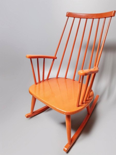 schommelstoel-houten-retro-vintage-rocking-chair-spijlen-pastoe-nesto-stijl-00001