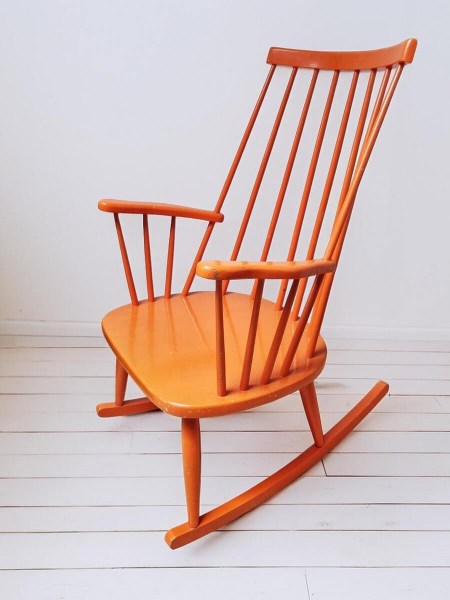 schommelstoel-houten-retro-vintage-rocking-chair-spijlen-pastoe-nesto-stijl-00002