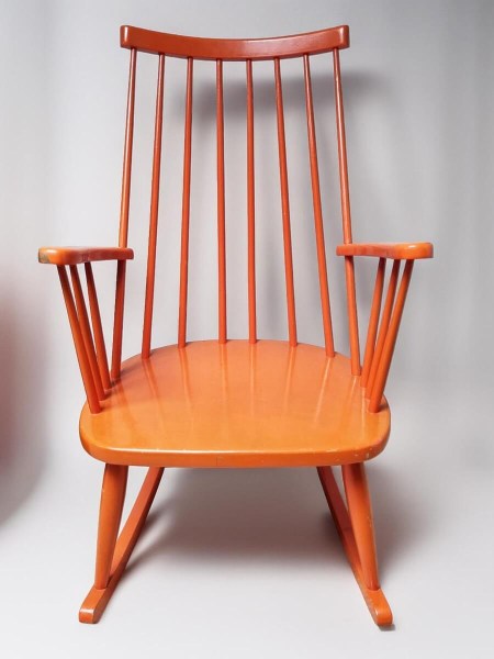 schommelstoel-houten-retro-vintage-rocking-chair-spijlen-pastoe-nesto-stijl-00003