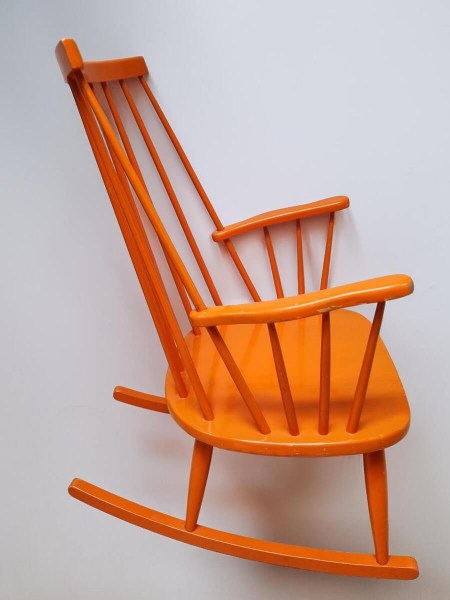 schommelstoel-houten-retro-vintage-rocking-chair-spijlen-pastoe-nesto-stijl