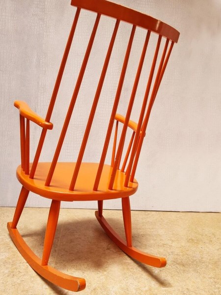 schommelstoel-houten-retro-vintage-rocking-chair-spijlen-pastoe-nesto-stijl-00006