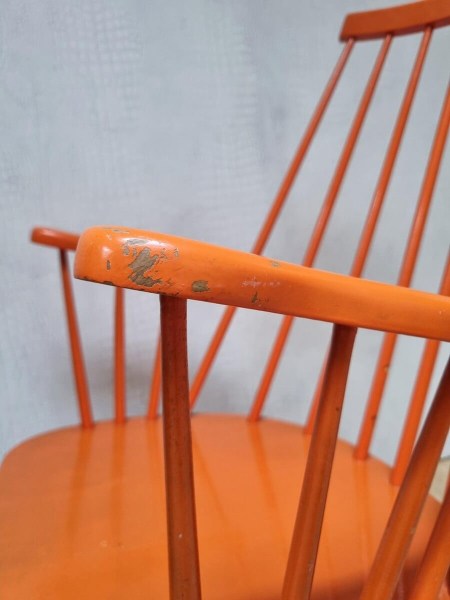schommelstoel-houten-retro-vintage-rocking-chair-spijlen-pastoe-nesto-stijl-00007