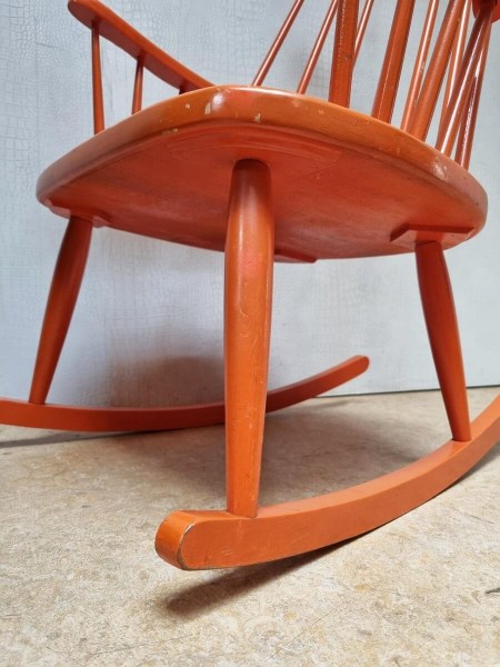 schommelstoel-houten-retro-vintage-rocking-chair-spijlen-pastoe-nesto-stijl-00008