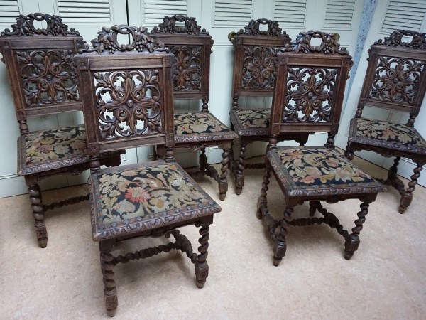 stoelen-kasteelstoelen-renaissance-zwarte-woud-houtsnijwerk-druiven-bladeren-black-forest-castle-dining-chairs