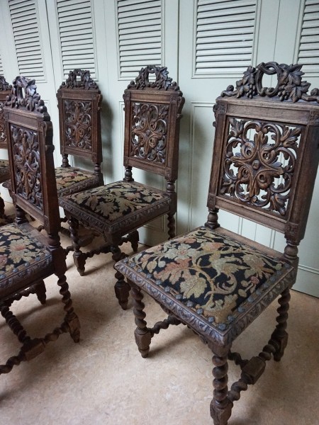 stoelen-kasteelstoelen-renaissance-zwarte-woud-houtsnijwerk-druiven-bladeren-black-forest-castle-dining-chairs